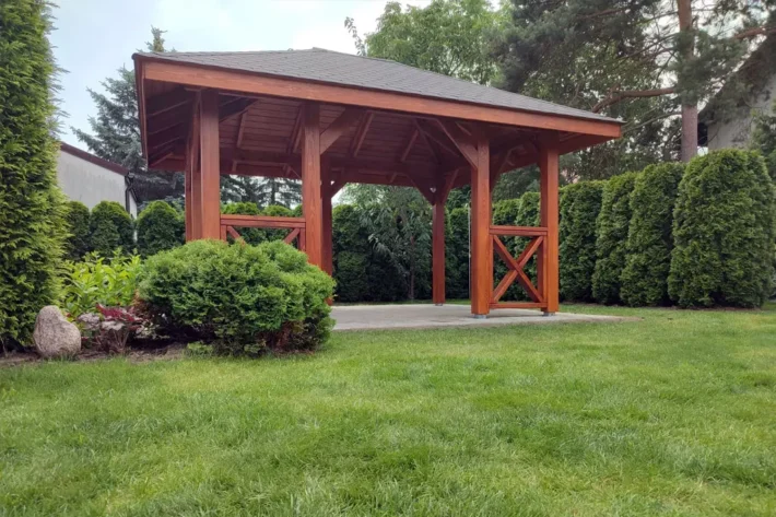 a5-5-stylowa-drewniana-altana-ogrodowa Altana A5 to elegancka konstrukcja ogrodowa, która doskonale łączy styl i funkcjonalność, zapewniając przestrzeń do relaksu na świeżym powietrzu. Jej wymiary wynoszą 3,00m x 4,00m, co sprawia, że jest idealna do mniejszych ogrodów lub działek rekreacyjnych. Dzięki możliwości modyfikacji wymiarów, altana może być w pełni dopasowana do indywidualnych potrzeb użytkownika.