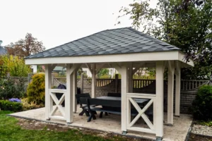 Altana A5 to elegancka konstrukcja ogrodowa, która doskonale łączy styl i funkcjonalność, zapewniając przestrzeń do relaksu na świeżym powietrzu. Jej wymiary wynoszą 3,00m x 4,00m, co sprawia, że jest idealna do mniejszych ogrodów lub działek rekreacyjnych. Dzięki możliwości modyfikacji wymiarów, altana może być w pełni dopasowana do indywidualnych potrzeb użytkownika.