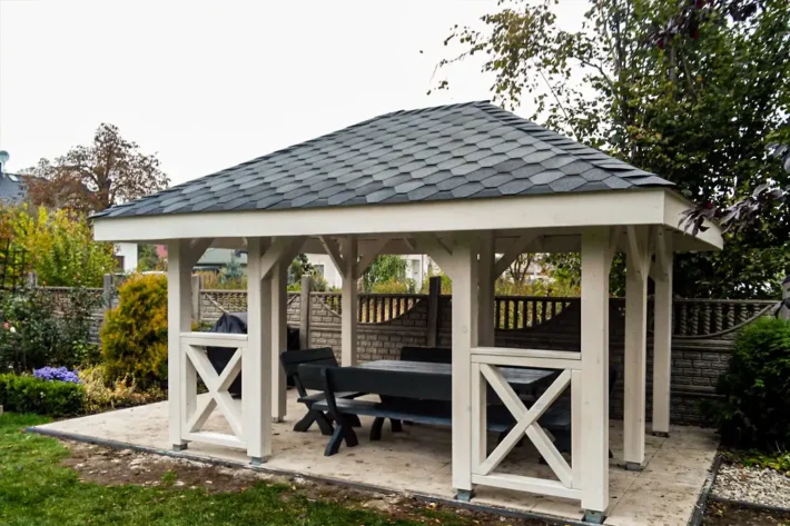 a5-6-stylowa-drewniana-altana-ogrodowa Altana A5 to elegancka konstrukcja ogrodowa, która doskonale łączy styl i funkcjonalność, zapewniając przestrzeń do relaksu na świeżym powietrzu. Jej wymiary wynoszą 3,00m x 4,00m, co sprawia, że jest idealna do mniejszych ogrodów lub działek rekreacyjnych. Dzięki możliwości modyfikacji wymiarów, altana może być w pełni dopasowana do indywidualnych potrzeb użytkownika.