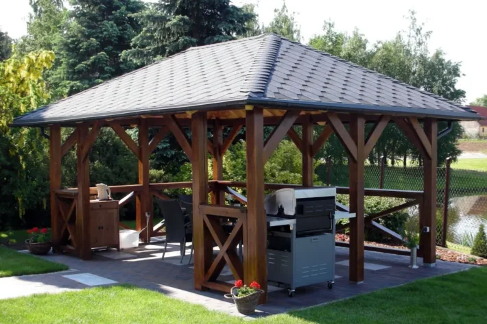 a7-1-stylowa-drewniana-altana-ogrodowa Altana A17 to elegancka, przestronna konstrukcja, która doskonale wpisuje się w aranżację ogrodu lub działki, oferując idealne miejsce do relaksu na świeżym powietrzu. Dzięki wymiarom 3,60m x 5,80m, altana zapewnia komfortową przestrzeń do spędzania czasu z rodziną i przyjaciółmi. Możliwość modyfikacji wymiarów pozwala dostosować altanę do indywidualnych potrzeb i dostępnej przestrzeni.