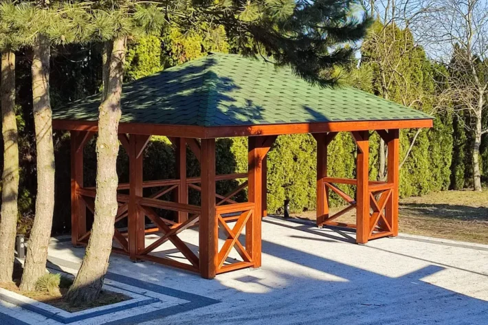 a7-2-stylowa-drewniana-altana-ogrodowa Altana A17 to elegancka, przestronna konstrukcja, która doskonale wpisuje się w aranżację ogrodu lub działki, oferując idealne miejsce do relaksu na świeżym powietrzu. Dzięki wymiarom 3,60m x 5,80m, altana zapewnia komfortową przestrzeń do spędzania czasu z rodziną i przyjaciółmi. Możliwość modyfikacji wymiarów pozwala dostosować altanę do indywidualnych potrzeb i dostępnej przestrzeni.