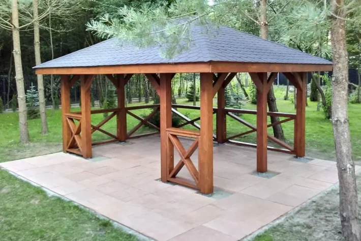 a7-4-stylowa-drewniana-altana-ogrodowa Altana A17 to elegancka, przestronna konstrukcja, która doskonale wpisuje się w aranżację ogrodu lub działki, oferując idealne miejsce do relaksu na świeżym powietrzu. Dzięki wymiarom 3,60m x 5,80m, altana zapewnia komfortową przestrzeń do spędzania czasu z rodziną i przyjaciółmi. Możliwość modyfikacji wymiarów pozwala dostosować altanę do indywidualnych potrzeb i dostępnej przestrzeni.