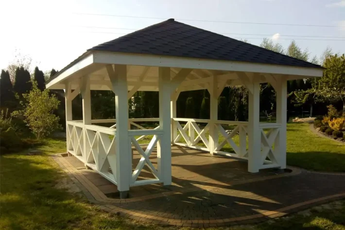 a7-5-stylowa-drewniana-altana-ogrodowa Altana A17 to elegancka, przestronna konstrukcja, która doskonale wpisuje się w aranżację ogrodu lub działki, oferując idealne miejsce do relaksu na świeżym powietrzu. Dzięki wymiarom 3,60m x 5,80m, altana zapewnia komfortową przestrzeń do spędzania czasu z rodziną i przyjaciółmi. Możliwość modyfikacji wymiarów pozwala dostosować altanę do indywidualnych potrzeb i dostępnej przestrzeni.