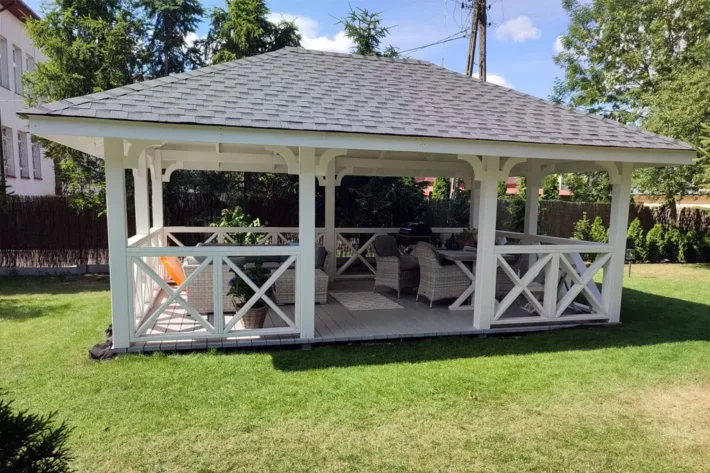 a7-6-stylowa-drewniana-altana-ogrodowa Altana A17 to elegancka, przestronna konstrukcja, która doskonale wpisuje się w aranżację ogrodu lub działki, oferując idealne miejsce do relaksu na świeżym powietrzu. Dzięki wymiarom 3,60m x 5,80m, altana zapewnia komfortową przestrzeń do spędzania czasu z rodziną i przyjaciółmi. Możliwość modyfikacji wymiarów pozwala dostosować altanę do indywidualnych potrzeb i dostępnej przestrzeni.