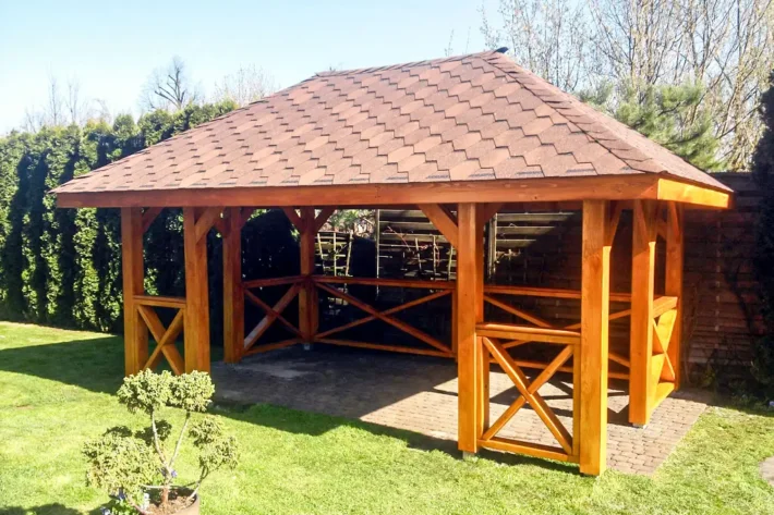 a7-7-stylowa-drewniana-altana-ogrodowa Altana A17 to elegancka, przestronna konstrukcja, która doskonale wpisuje się w aranżację ogrodu lub działki, oferując idealne miejsce do relaksu na świeżym powietrzu. Dzięki wymiarom 3,60m x 5,80m, altana zapewnia komfortową przestrzeń do spędzania czasu z rodziną i przyjaciółmi. Możliwość modyfikacji wymiarów pozwala dostosować altanę do indywidualnych potrzeb i dostępnej przestrzeni.