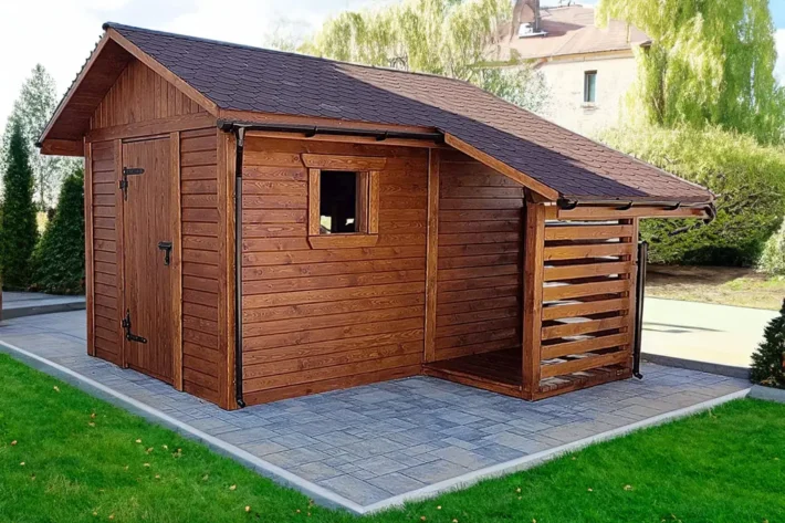 Domek narzędziowy D29 to idealne rozwiązanie do przechowywania narzędzi, drewna opałowego i innych niezbędnych przedmiotów w ogrodzie. Jego solidna konstrukcja oraz możliwość dostosowania wymiarów sprawiają, że doskonale spełni oczekiwania każdego użytkownika. Całkowity wymiar domku wynosi 2,00m x 4,30m, w tym pomieszczenie gospodarcze 2,50m x 2,00m oraz zadaszenie na opał o wymiarach 1,80m x 2,00m.