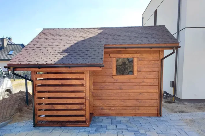 d1-1-funkcjonalny-domek-narzedziowy Domek narzędziowy D29 to idealne rozwiązanie do przechowywania narzędzi, drewna opałowego i innych niezbędnych przedmiotów w ogrodzie. Jego solidna konstrukcja oraz możliwość dostosowania wymiarów sprawiają, że doskonale spełni oczekiwania każdego użytkownika. Całkowity wymiar domku wynosi 2,00m x 4,30m, w tym pomieszczenie gospodarcze 2,50m x 2,00m oraz zadaszenie na opał o wymiarach 1,80m x 2,00m.