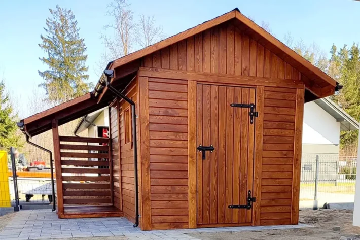 d1-2-funkcjonalny-domek-narzedziowy Domek narzędziowy D29 to idealne rozwiązanie do przechowywania narzędzi, drewna opałowego i innych niezbędnych przedmiotów w ogrodzie. Jego solidna konstrukcja oraz możliwość dostosowania wymiarów sprawiają, że doskonale spełni oczekiwania każdego użytkownika. Całkowity wymiar domku wynosi 2,00m x 4,30m, w tym pomieszczenie gospodarcze 2,50m x 2,00m oraz zadaszenie na opał o wymiarach 1,80m x 2,00m.