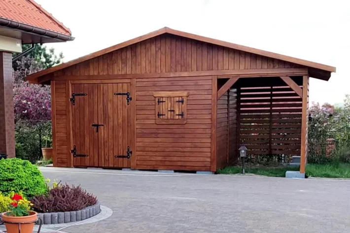 d11-1-funkcjonalny-domek-narzedziowy Domek narzędziowy D11 to praktyczne i trwałe rozwiązanie, idealne do przechowywania narzędzi, sprzętu ogrodowego i opału. Konstrukcja o całkowitych wymiarach 4,50m x 2,50m została zaprojektowana z myślą o maksymalnej funkcjonalności, oferując pomieszczenie gospodarcze o powierzchni 3,50m x 2,50m oraz dodatkowe zadaszenie na opał o wymiarach 1,00m x 2,50m.