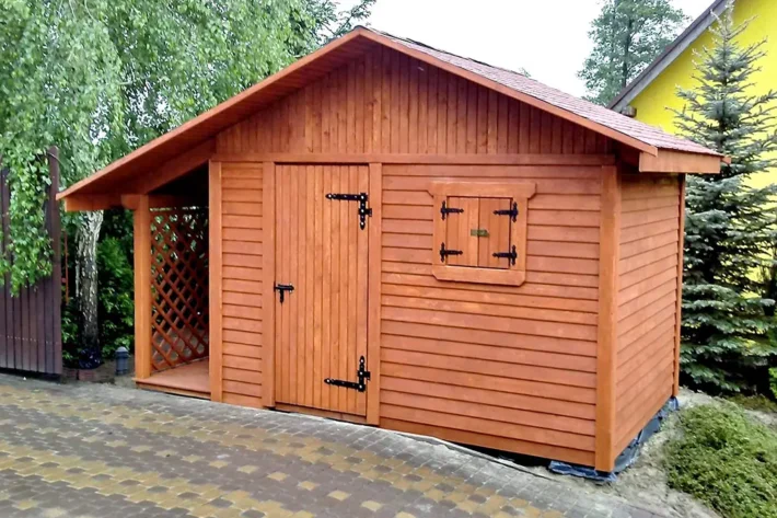 d11-2-funkcjonalny-domek-narzedziowy Domek narzędziowy D11 to praktyczne i trwałe rozwiązanie, idealne do przechowywania narzędzi, sprzętu ogrodowego i opału. Konstrukcja o całkowitych wymiarach 4,50m x 2,50m została zaprojektowana z myślą o maksymalnej funkcjonalności, oferując pomieszczenie gospodarcze o powierzchni 3,50m x 2,50m oraz dodatkowe zadaszenie na opał o wymiarach 1,00m x 2,50m.