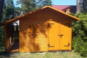 Domek narzędziowy D11 to praktyczne i trwałe rozwiązanie, idealne do przechowywania narzędzi, sprzętu ogrodowego i opału. Konstrukcja o całkowitych wymiarach 4,50m x 2,50m została zaprojektowana z myślą o maksymalnej funkcjonalności, oferując pomieszczenie gospodarcze o powierzchni 3,50m x 2,50m oraz dodatkowe zadaszenie na opał o wymiarach 1,00m x 2,50m.