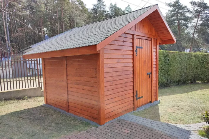 d2-2-funkcjonalny-domek-narzedziowy Domek narzędziowy D2 to idealne rozwiązanie dla osób poszukujących praktycznego i wytrzymałego miejsca do przechowywania narzędzi, sprzętu ogrodowego lub innych przedmiotów. Jego kompaktowe wymiary 3,00m x 3,00m sprawiają, że świetnie sprawdzi się w każdym ogrodzie.