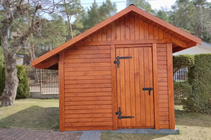 d2-3-funkcjonalny-domek-narzedziowy Domek narzędziowy D2 to idealne rozwiązanie dla osób poszukujących praktycznego i wytrzymałego miejsca do przechowywania narzędzi, sprzętu ogrodowego lub innych przedmiotów. Jego kompaktowe wymiary 3,00m x 3,00m sprawiają, że świetnie sprawdzi się w każdym ogrodzie.