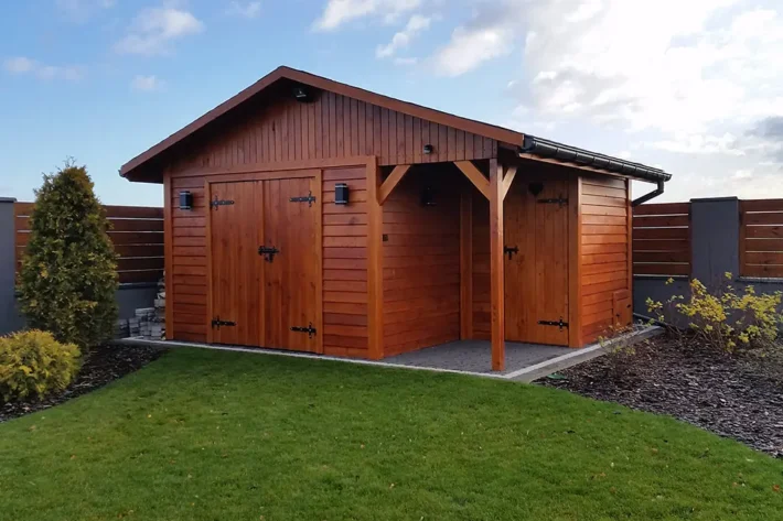 Solidny drewniany domek ogrodowy o wymiarach 3,0 m x 3,0 m to idealne rozwiązanie dla każdego, kto potrzebuje funkcjonalnej przestrzeni na działce. Konstrukcja wykonana z trwałych materiałów zapewnia długą żywotność oraz stabilność.