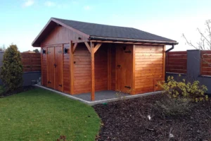 Solidny drewniany domek ogrodowy o wymiarach 3,0 m x 3,0 m to idealne rozwiązanie dla każdego, kto potrzebuje funkcjonalnej przestrzeni na działce. Konstrukcja wykonana z trwałych materiałów zapewnia długą żywotność oraz stabilność.