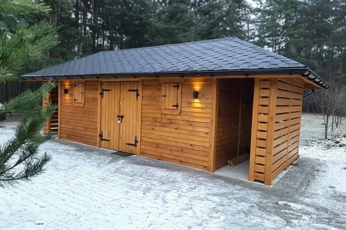 d23-1-funkcjonalny-domek-narzedziowy Domek narzędziowy D23 to praktyczna i trwała konstrukcja, idealna do przechowywania narzędzi, drewna opałowego oraz innych sprzętów ogrodowych. Dzięki dużym wymiarom 6,50m x 3,00m, domek oferuje przestronne pomieszczenie gospodarcze oraz dodatkowe zadaszenie na opał, co czyni go wszechstronnym rozwiązaniem dla każdego ogrodu.