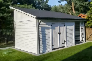 Domek narzędziowy D28 to doskonałe rozwiązanie dla osób szukających funkcjonalnej przestrzeni do przechowywania narzędzi, sprzętu ogrodowego oraz drewna opałowego. Jego przemyślana konstrukcja o wymiarach 3,00m x 6,00m, w tym 4,00m x 3,00m na pomieszczenie gospodarcze i 2,00m x 3,00m na zadaszenie na opał, zapewnia wystarczająco dużo miejsca na wszystkie potrzebne przedmioty.