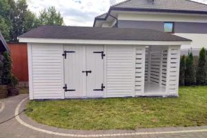 Domek narzędziowy D28 to doskonałe rozwiązanie dla osób szukających funkcjonalnej przestrzeni do przechowywania narzędzi, sprzętu ogrodowego oraz drewna opałowego. Jego przemyślana konstrukcja o wymiarach 3,00m x 6,00m, w tym 4,00m x 3,00m na pomieszczenie gospodarcze i 2,00m x 3,00m na zadaszenie na opał, zapewnia wystarczająco dużo miejsca na wszystkie potrzebne przedmioty.