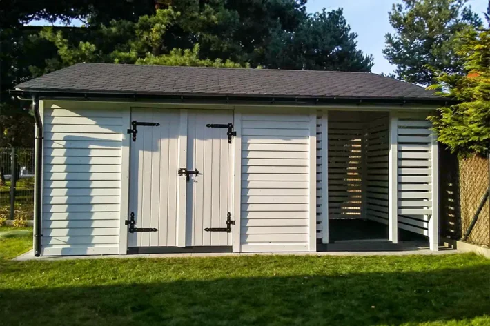 d28-4-funkcjonalny-domek-narzedziowy Domek narzędziowy D28 to doskonałe rozwiązanie dla osób szukających funkcjonalnej przestrzeni do przechowywania narzędzi, sprzętu ogrodowego oraz drewna opałowego. Jego przemyślana konstrukcja o wymiarach 3,00m x 6,00m, w tym 4,00m x 3,00m na pomieszczenie gospodarcze i 2,00m x 3,00m na zadaszenie na opał, zapewnia wystarczająco dużo miejsca na wszystkie potrzebne przedmioty.