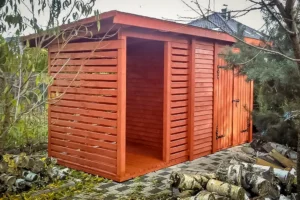 Domek narzędziowy D29 to idealna konstrukcja dla osób poszukujących praktycznego i estetycznego miejsca do przechowywania narzędzi oraz opału. Dzięki wymiarom 2,00m x 4,30m domek zapewnia wystarczającą przestrzeń zarówno na pomieszczenie gospodarcze (2,50m x 2,00m), jak i zadaszone miejsce na opał (1,80m x 2,00m).