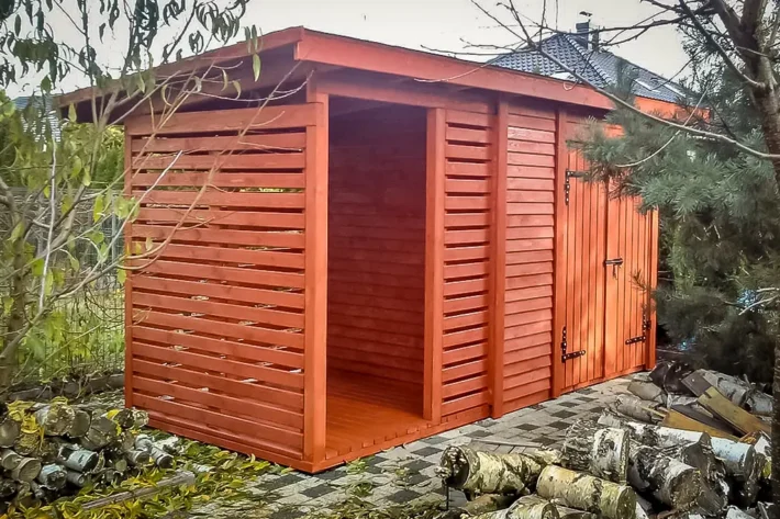 Domek narzędziowy D29 to idealna konstrukcja dla osób poszukujących praktycznego i estetycznego miejsca do przechowywania narzędzi oraz opału. Dzięki wymiarom 2,00m x 4,30m domek zapewnia wystarczającą przestrzeń zarówno na pomieszczenie gospodarcze (2,50m x 2,00m), jak i zadaszone miejsce na opał (1,80m x 2,00m).