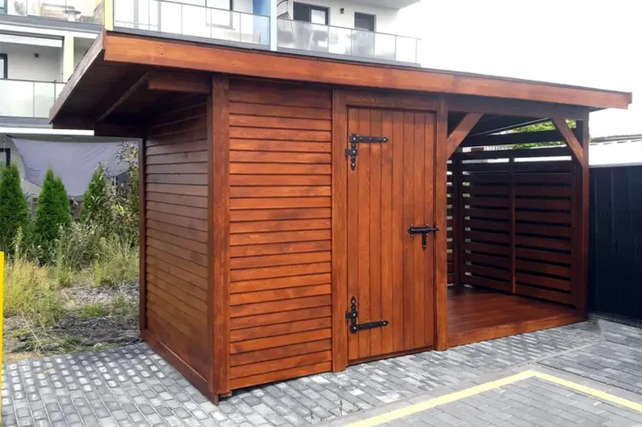 d29-2-funkcjonalny-domek-narzedziowy Domek narzędziowy D29 to idealna konstrukcja dla osób poszukujących praktycznego i estetycznego miejsca do przechowywania narzędzi oraz opału. Dzięki wymiarom 2,00m x 4,30m domek zapewnia wystarczającą przestrzeń zarówno na pomieszczenie gospodarcze (2,50m x 2,00m), jak i zadaszone miejsce na opał (1,80m x 2,00m).