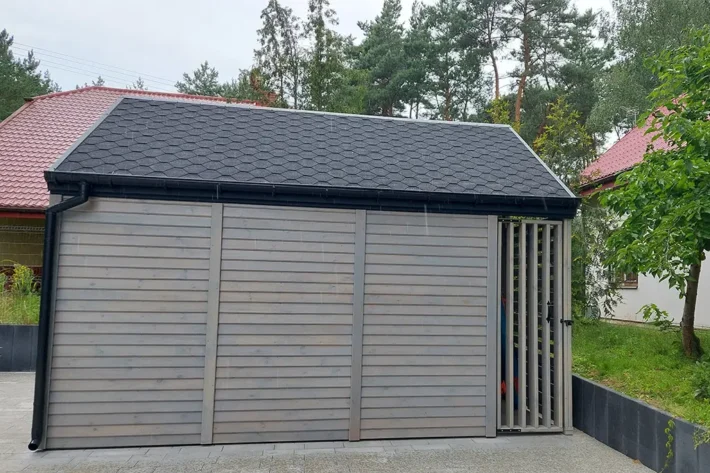 g1-3-nowoczesny-praktyczny-garaz Garaż typu STODOŁA G1 to stylowa i funkcjonalna konstrukcja, która doskonale sprawdzi się na każdej posesji. Dzięki nowoczesnej formie i solidnym materiałom, garaż zapewnia nie tylko praktyczne miejsce do przechowywania pojazdu, ale także estetyczny element architektury ogrodowej. Wymiary garażu wynoszą 4,10m x 6,10m, z przestrzenią garażową o powierzchni 5,50m x 4,10m oraz dodatkowym zadaszeniem o wymiarach 0,60m x 4,10m.
