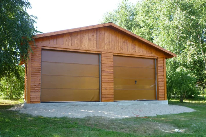 g2-1-nowoczesny-praktyczny-garaz Garaż G2 to solidna i przestronna konstrukcja, która zapewnia doskonałą ochronę dla Twojego pojazdu oraz sprzętów. Z wymiarami 6,50m x 5,50m, garaż oferuje dużą przestrzeń użytkową, idealną dla samochodu, motocykla lub innych pojazdów.