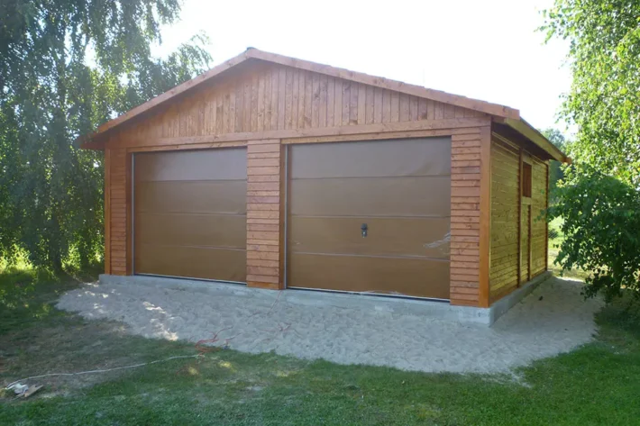 g2-2-nowoczesny-praktyczny-garaz Garaż G2 to solidna i przestronna konstrukcja, która zapewnia doskonałą ochronę dla Twojego pojazdu oraz sprzętów. Z wymiarami 6,50m x 5,50m, garaż oferuje dużą przestrzeń użytkową, idealną dla samochodu, motocykla lub innych pojazdów.