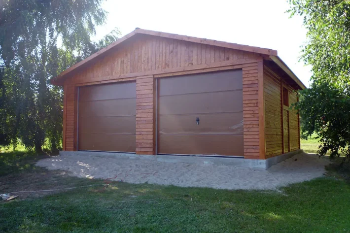 g2-4-nowoczesny-praktyczny-garaz Garaż G2 to solidna i przestronna konstrukcja, która zapewnia doskonałą ochronę dla Twojego pojazdu oraz sprzętów. Z wymiarami 6,50m x 5,50m, garaż oferuje dużą przestrzeń użytkową, idealną dla samochodu, motocykla lub innych pojazdów.