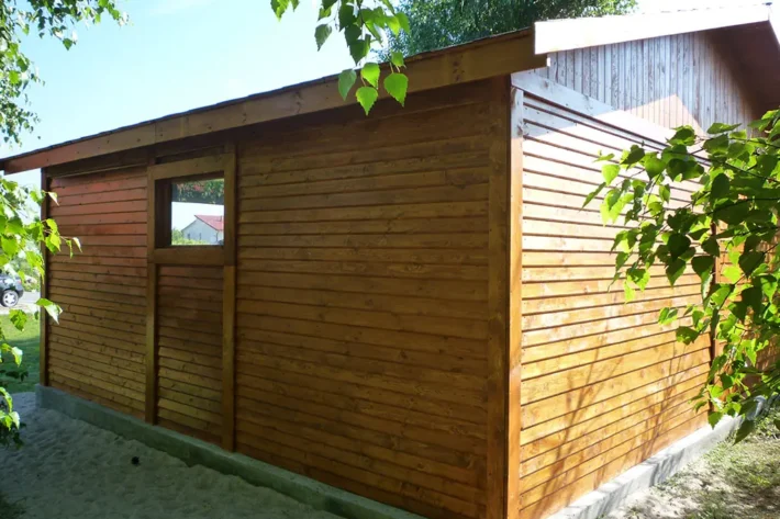 g2-5-nowoczesny-praktyczny-garaz Garaż G2 to solidna i przestronna konstrukcja, która zapewnia doskonałą ochronę dla Twojego pojazdu oraz sprzętów. Z wymiarami 6,50m x 5,50m, garaż oferuje dużą przestrzeń użytkową, idealną dla samochodu, motocykla lub innych pojazdów.