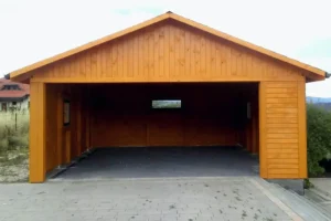 Garaż G4 to nowoczesne i funkcjonalne rozwiązanie, które idealnie sprawdzi się jako przestrzeń do przechowywania pojazdów, narzędzi oraz sprzętów ogrodowych. Dzięki dużym wymiarom 5,00m x 7,00m, garaż zapewnia komfortową przestrzeń użytkową.