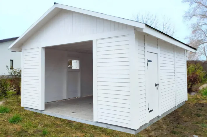 Garaż G8 to kompaktowe i praktyczne rozwiązanie dla osób poszukujących solidnej przestrzeni do przechowywania samochodu oraz narzędzi. Jego wymiary 3,50m x 5,50m sprawiają, że doskonale sprawdzi się na mniejszych posesjach, jednocześnie oferując wystarczającą przestrzeń na przechowywanie pojazdu i innych przedmiotów.