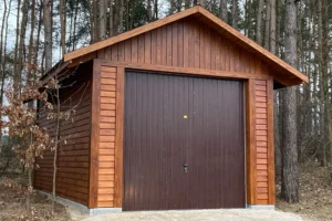 Garaż G8 to kompaktowe i praktyczne rozwiązanie dla osób poszukujących solidnej przestrzeni do przechowywania samochodu oraz narzędzi. Jego wymiary 3,50m x 5,50m sprawiają, że doskonale sprawdzi się na mniejszych posesjach, jednocześnie oferując wystarczającą przestrzeń na przechowywanie pojazdu i innych przedmiotów.