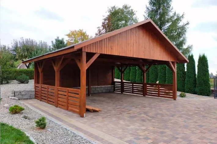 g9-1-nowoczesny-praktyczny-garaz Garaż G9 to funkcjonalna i estetyczna konstrukcja, idealna dla osób poszukujących solidnego miejsca do przechowywania pojazdów, narzędzi i sprzętu. Z wymiarami 7,00m x 6,00m, garaż oferuje przestronną powierzchnię użytkową, którą można dowolnie modyfikować