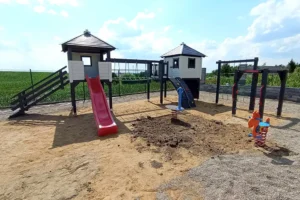 Plac zabaw P12 to rozbudowana i atrakcyjna konstrukcja, która zapewnia dzieciom niezliczone możliwości zabawy oraz rozwoju motorycznego. Dzięki dużym wymiarom 8,80m x 5,23m, plac oferuje wiele przestrzeni i różnorodnych elementów do wspinaczki, huśtania oraz kreatywnej zabawy.