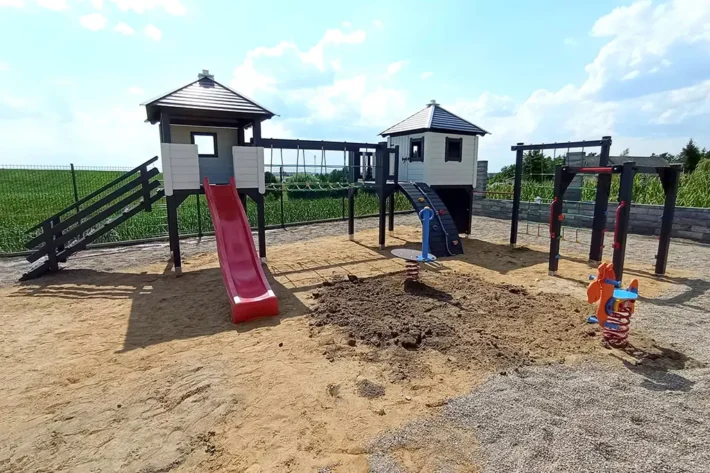 Plac zabaw P12 to rozbudowana i atrakcyjna konstrukcja, która zapewnia dzieciom niezliczone możliwości zabawy oraz rozwoju motorycznego. Dzięki dużym wymiarom 8,80m x 5,23m, plac oferuje wiele przestrzeni i różnorodnych elementów do wspinaczki, huśtania oraz kreatywnej zabawy.