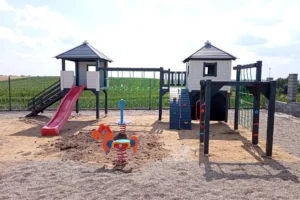 Plac zabaw P12 to rozbudowana i atrakcyjna konstrukcja, która zapewnia dzieciom niezliczone możliwości zabawy oraz rozwoju motorycznego. Dzięki dużym wymiarom 8,80m x 5,23m, plac oferuje wiele przestrzeni i różnorodnych elementów do wspinaczki, huśtania oraz kreatywnej zabawy.