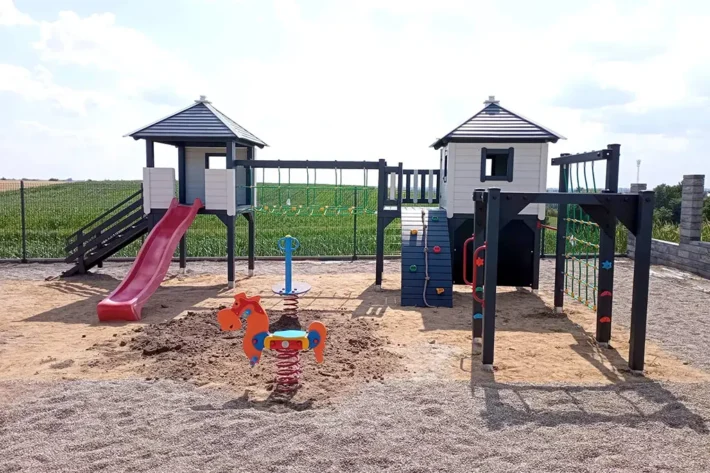 p12-1-funkcjonalny-plac-zabaw-dla-dzieci Plac zabaw P12 to rozbudowana i atrakcyjna konstrukcja, która zapewnia dzieciom niezliczone możliwości zabawy oraz rozwoju motorycznego. Dzięki dużym wymiarom 8,80m x 5,23m, plac oferuje wiele przestrzeni i różnorodnych elementów do wspinaczki, huśtania oraz kreatywnej zabawy.
