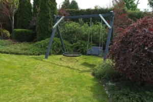 Huśtawka P14 to solidna i funkcjonalna konstrukcja, która doskonale sprawdzi się w każdym ogrodzie lub na placu zabaw. Dzięki wymiarom 3,35m x 1,70m, huśtawka zapewnia komfortową przestrzeń do zabawy dla dzieci i dorosłych. Wykonana z wysokiej jakości drewna, gwarantuje trwałość oraz estetyczny wygląd