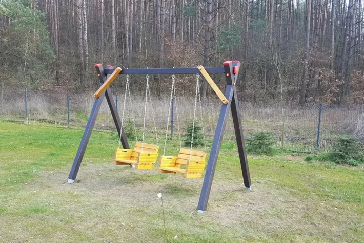 p14-11-hustawka Huśtawka P14 to solidna i funkcjonalna konstrukcja, która doskonale sprawdzi się w każdym ogrodzie lub na placu zabaw. Dzięki wymiarom 3,35m x 1,70m, huśtawka zapewnia komfortową przestrzeń do zabawy dla dzieci i dorosłych. Wykonana z wysokiej jakości drewna, gwarantuje trwałość oraz estetyczny wygląd