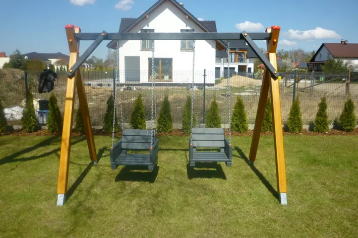 p14-4-hustawka Huśtawka P14 to solidna i funkcjonalna konstrukcja, która doskonale sprawdzi się w każdym ogrodzie lub na placu zabaw. Dzięki wymiarom 3,35m x 1,70m, huśtawka zapewnia komfortową przestrzeń do zabawy dla dzieci i dorosłych. Wykonana z wysokiej jakości drewna, gwarantuje trwałość oraz estetyczny wygląd