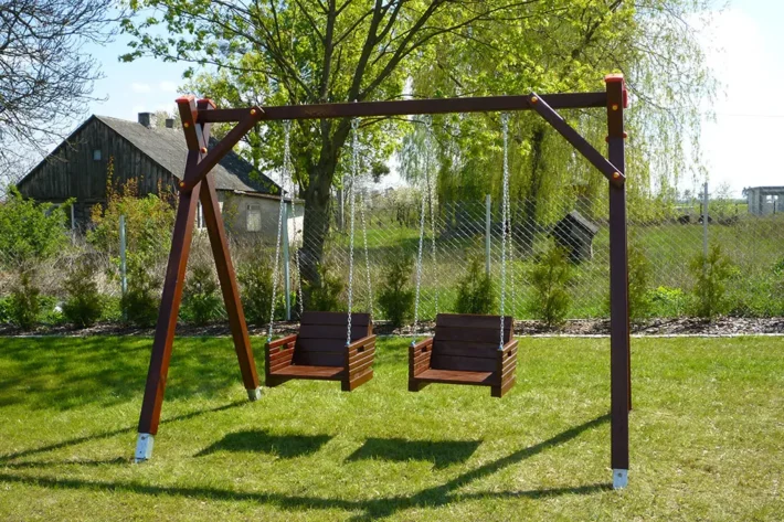 p14-5-hustawka Huśtawka P14 to solidna i funkcjonalna konstrukcja, która doskonale sprawdzi się w każdym ogrodzie lub na placu zabaw. Dzięki wymiarom 3,35m x 1,70m, huśtawka zapewnia komfortową przestrzeń do zabawy dla dzieci i dorosłych. Wykonana z wysokiej jakości drewna, gwarantuje trwałość oraz estetyczny wygląd