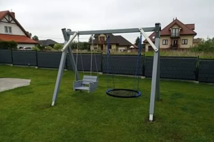 p14-7-hustawka Huśtawka P14 to solidna i funkcjonalna konstrukcja, która doskonale sprawdzi się w każdym ogrodzie lub na placu zabaw. Dzięki wymiarom 3,35m x 1,70m, huśtawka zapewnia komfortową przestrzeń do zabawy dla dzieci i dorosłych. Wykonana z wysokiej jakości drewna, gwarantuje trwałość oraz estetyczny wygląd