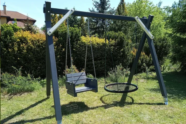 p14-8-hustawka Huśtawka P14 to solidna i funkcjonalna konstrukcja, która doskonale sprawdzi się w każdym ogrodzie lub na placu zabaw. Dzięki wymiarom 3,35m x 1,70m, huśtawka zapewnia komfortową przestrzeń do zabawy dla dzieci i dorosłych. Wykonana z wysokiej jakości drewna, gwarantuje trwałość oraz estetyczny wygląd