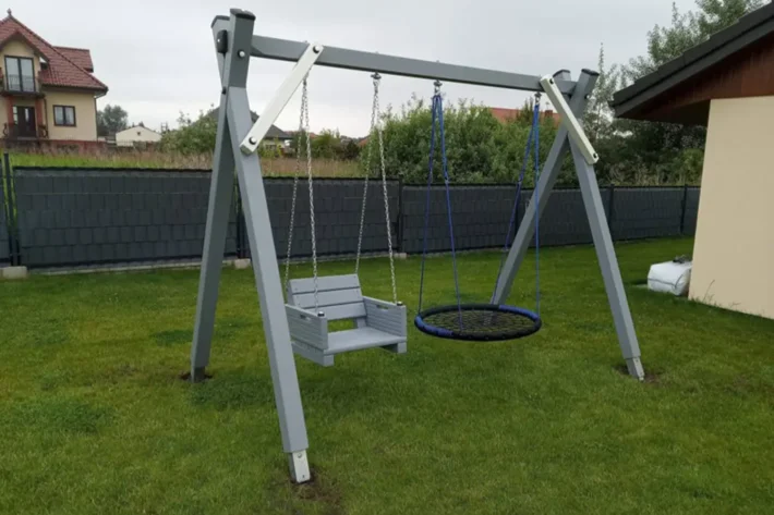 p14-9-hustawka Huśtawka P14 to solidna i funkcjonalna konstrukcja, która doskonale sprawdzi się w każdym ogrodzie lub na placu zabaw. Dzięki wymiarom 3,35m x 1,70m, huśtawka zapewnia komfortową przestrzeń do zabawy dla dzieci i dorosłych. Wykonana z wysokiej jakości drewna, gwarantuje trwałość oraz estetyczny wygląd