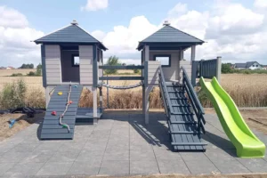 Plac zabaw P18 to kompletny zestaw zabawowy, który zapewnia dzieciom różnorodne formy aktywności na świeżym powietrzu