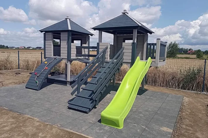 p18-1-funkcjonalny-plac-zabaw-dla-dzieci Plac zabaw P18 to kompletny zestaw zabawowy, który zapewnia dzieciom różnorodne formy aktywności na świeżym powietrzu