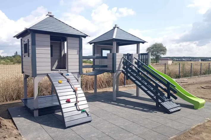 p18-2-funkcjonalny-plac-zabaw-dla-dzieci Plac zabaw P18 to kompletny zestaw zabawowy, który zapewnia dzieciom różnorodne formy aktywności na świeżym powietrzu