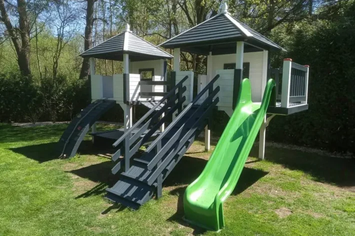 p18-4-funkcjonalny-plac-zabaw-dla-dzieci Plac zabaw P18 to kompletny zestaw zabawowy, który zapewnia dzieciom różnorodne formy aktywności na świeżym powietrzu